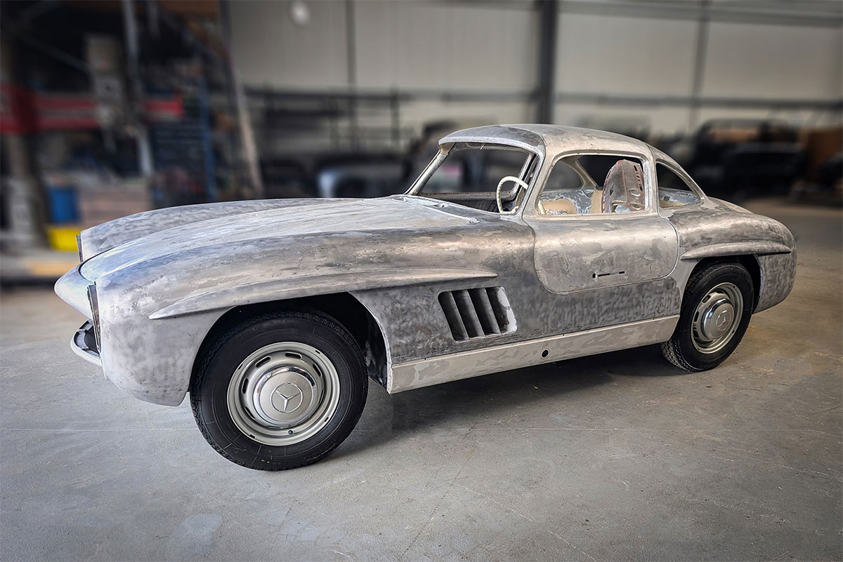 Mercedes-Benz 300 SL bei der Rostentfernung durch Kunststoffstrahlen und Glasperlstrahlen bei Carblast