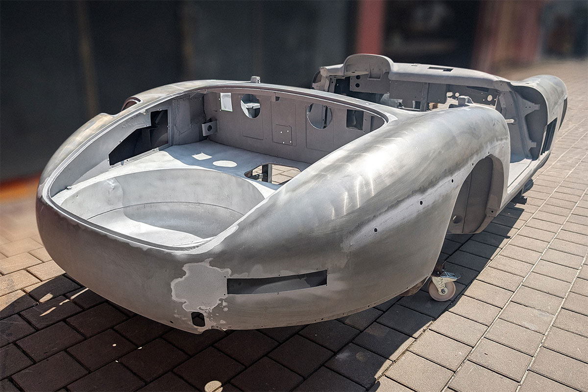 Metallteile eines Mercedes-Benz 190 bei der Rostentfernung durch Glasperlstrahlen und Kunststoffstrahlen bei Carblast