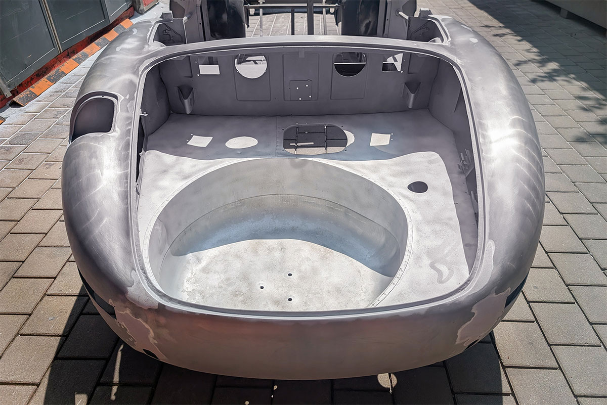 Metallteile eines Mercedes-Benz 190 bei der Rostentfernung durch Glasperlstrahlen und Kunststoffstrahlen bei Carblast