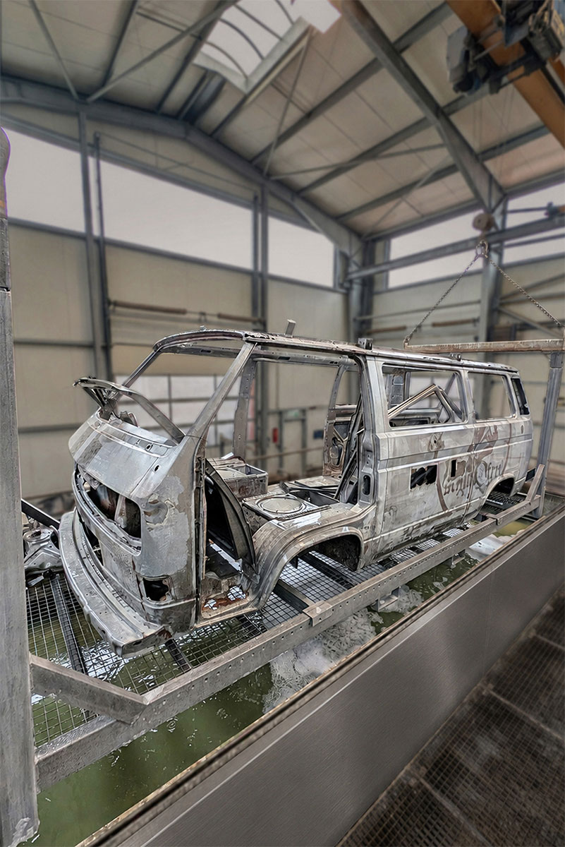Fahrzeugkarosserie bei der chemischen Entlackung und Entrostung bei Carblast