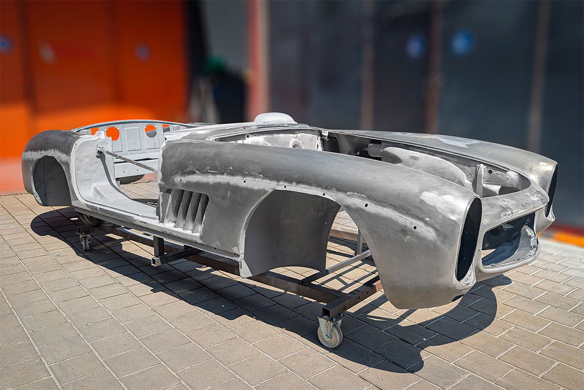 Metallteile eines Mercedes-Benz 190 bei der Rostentfernung durch Glasperlstrahlen und Kunststoffstrahlen bei Carblast