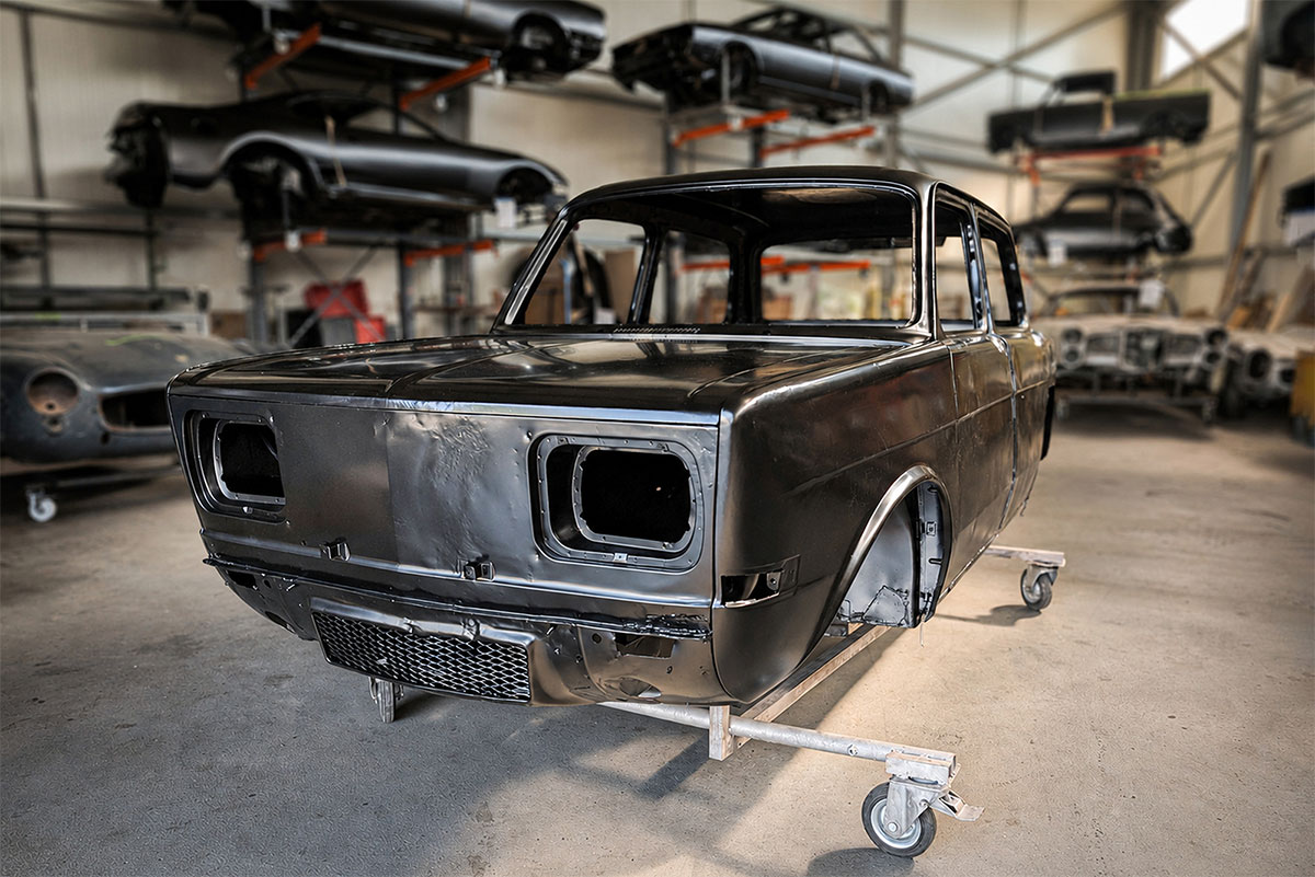 Fahrzeugkarosserie mit professioneller KTL-Beschichtung für dauerhaften Rostschutz bei Carblast