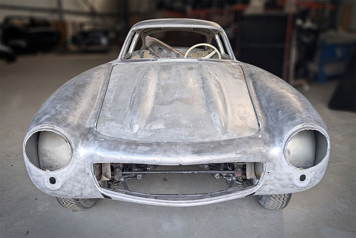 Mercedes-Benz 300 SL bei der Rostentfernung durch Kunststoffstrahlen und Glasperlstrahlen bei Carblast