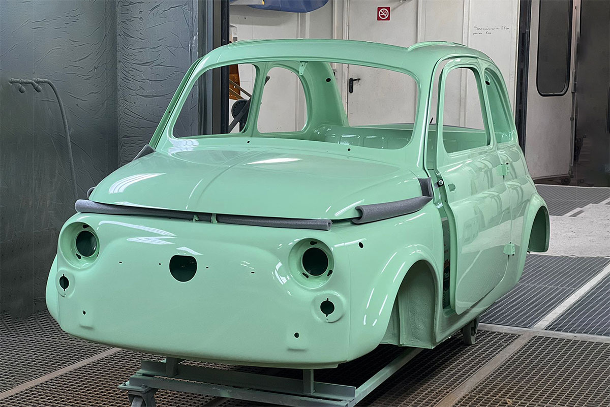 Rohbaukarosserie bei der professionellen Ganzlackierung durch AutoCoat und Carblast