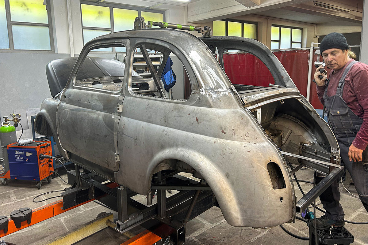 Fiat-Kleinbus-Rohbaukarosserie bei professioneller Instandsetzung und Lackierung bei Carblast